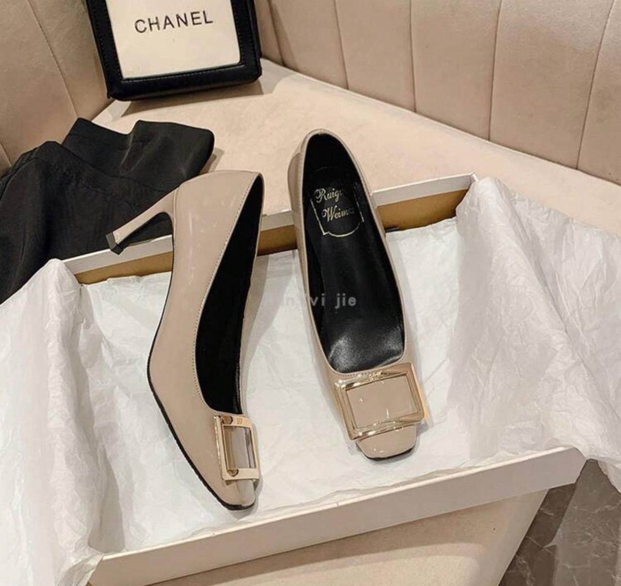 𝐑𝐎𝐆𝐄𝐑 𝐕𝐈𝐕𝐈𝐄𝐑
𝙃𝙞𝙜𝙝 𝙦𝙪𝙖𝙡𝙞𝙩𝙮 Shoes for women