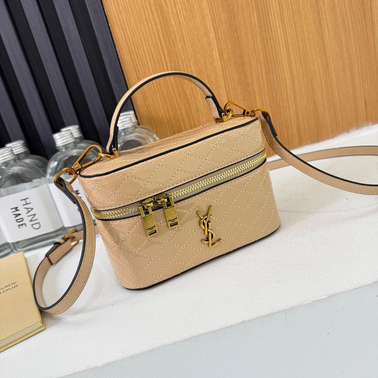 women's Resin plain Hand Bag||The best quality Hand Bags. Best Quality Bags